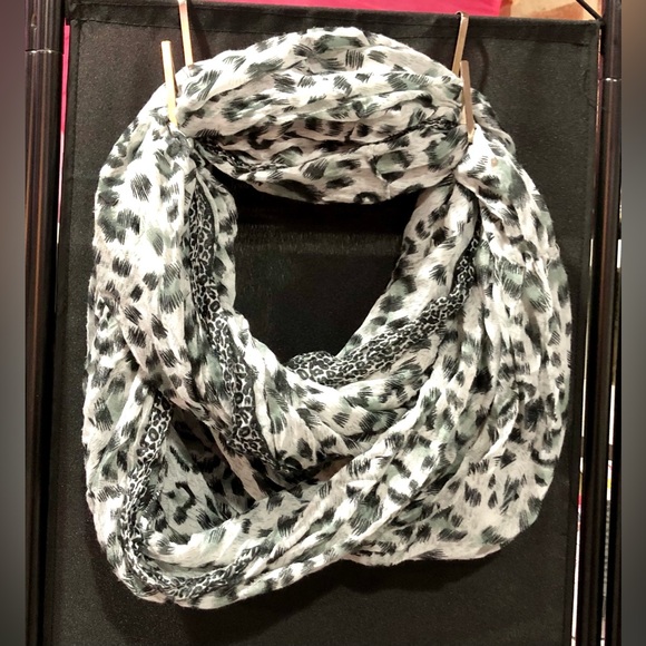 INFINITY SCARF animal print gray/black size 33 x 36 NWOT - Picture 5 of 7